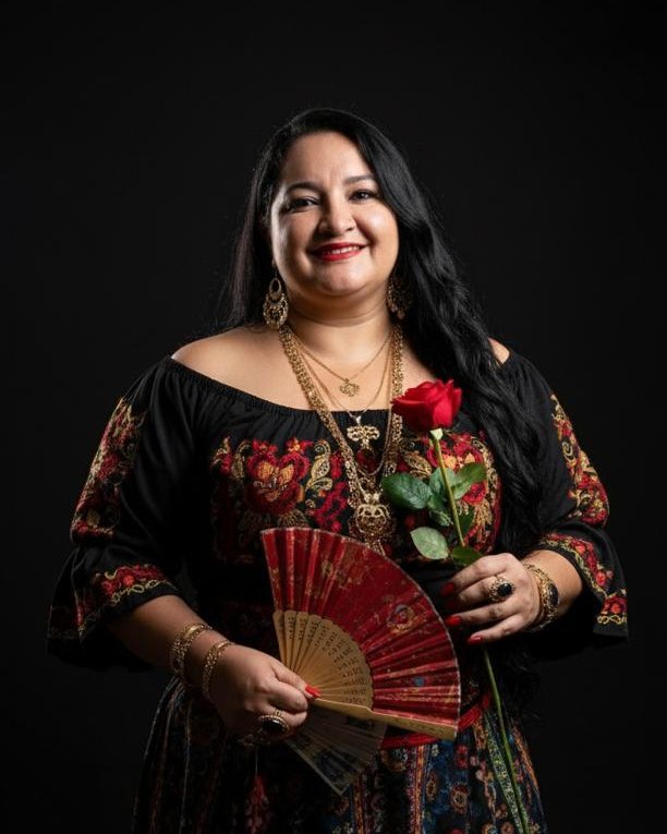 Retrato de Mãe Rose D'Oyá sorrindo, com leque e rosa vermelha