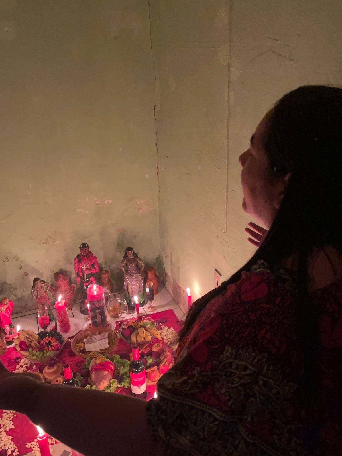 Mãe Rose conduzindo um trabalho espiritual diante do altar
