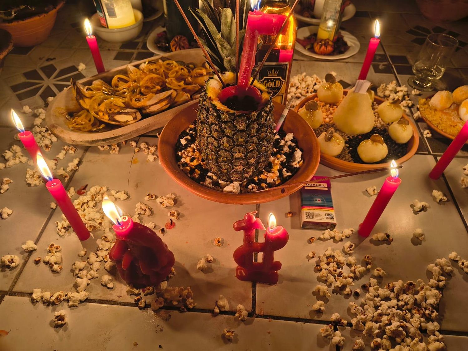 Oferenda com frutas, velas e pipoca vista de cima